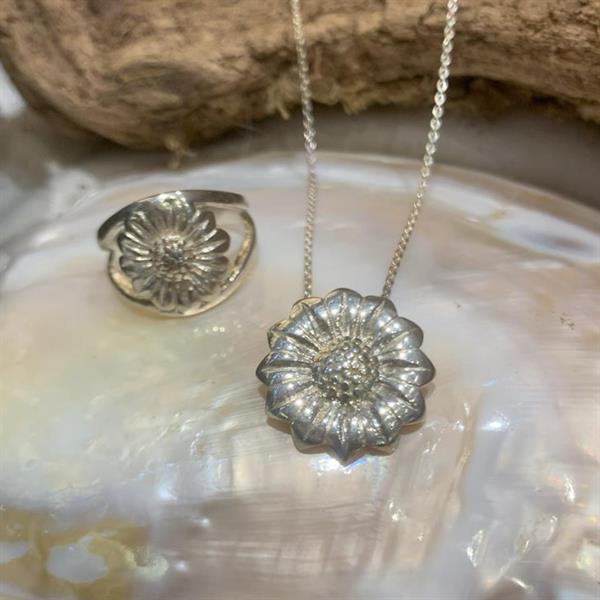 Silver Daisy necklace and ring